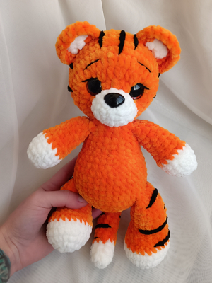 Knitted tiger with brown eyes